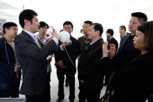 四川省領導維奇電子考察無極燈項目